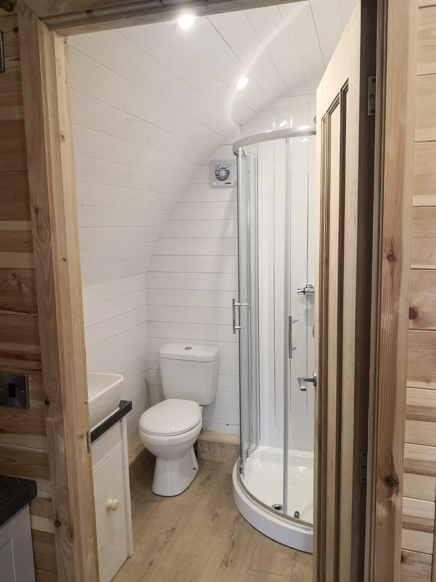 Kelty Pond View Pod 1 With Outdoor Hot Tub - Fife - Loch Leven - Lomond Hillsヴィラ エクステリア 写真