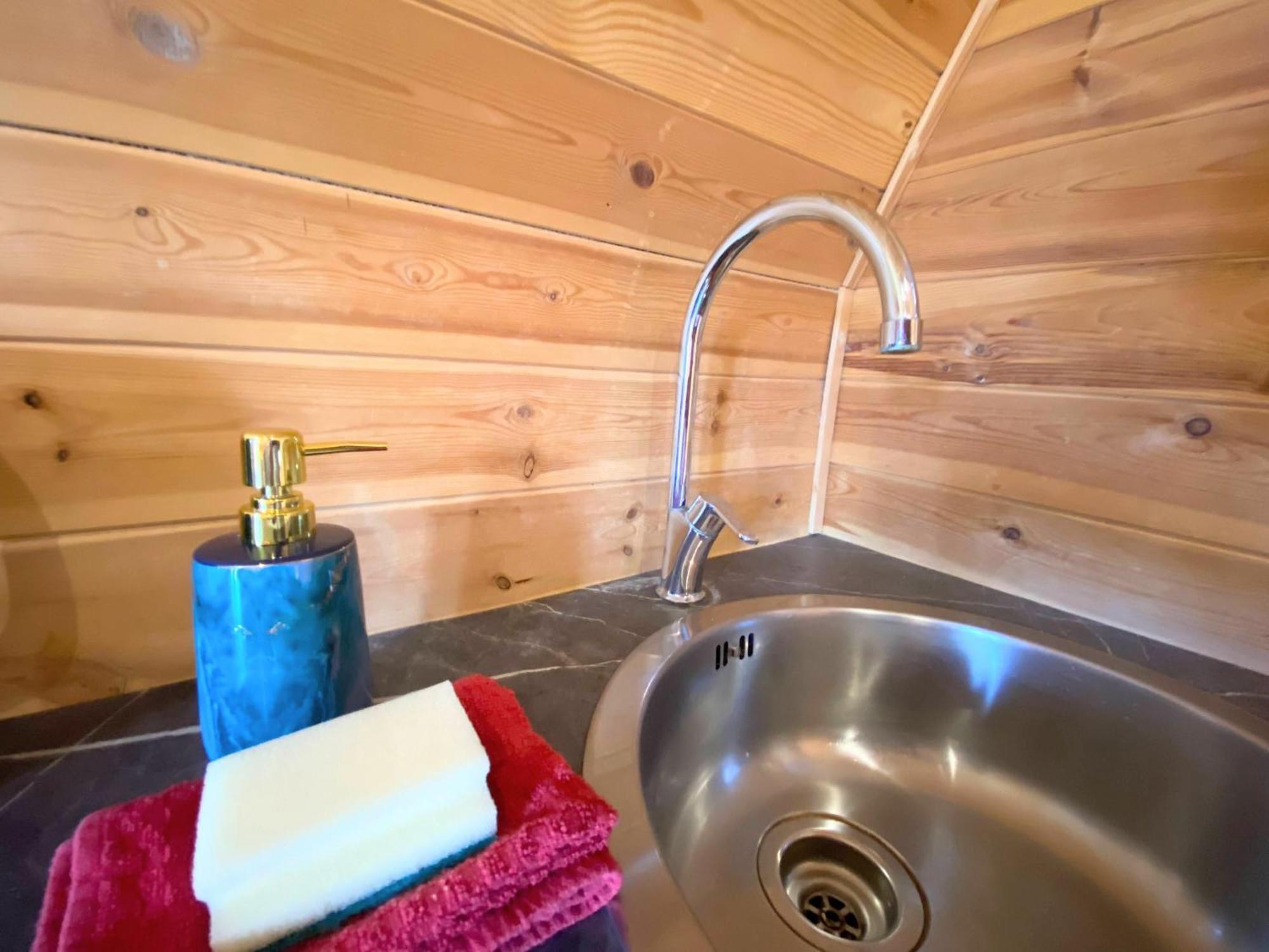 Kelty Pond View Pod 1 With Outdoor Hot Tub - Fife - Loch Leven - Lomond Hillsヴィラ エクステリア 写真