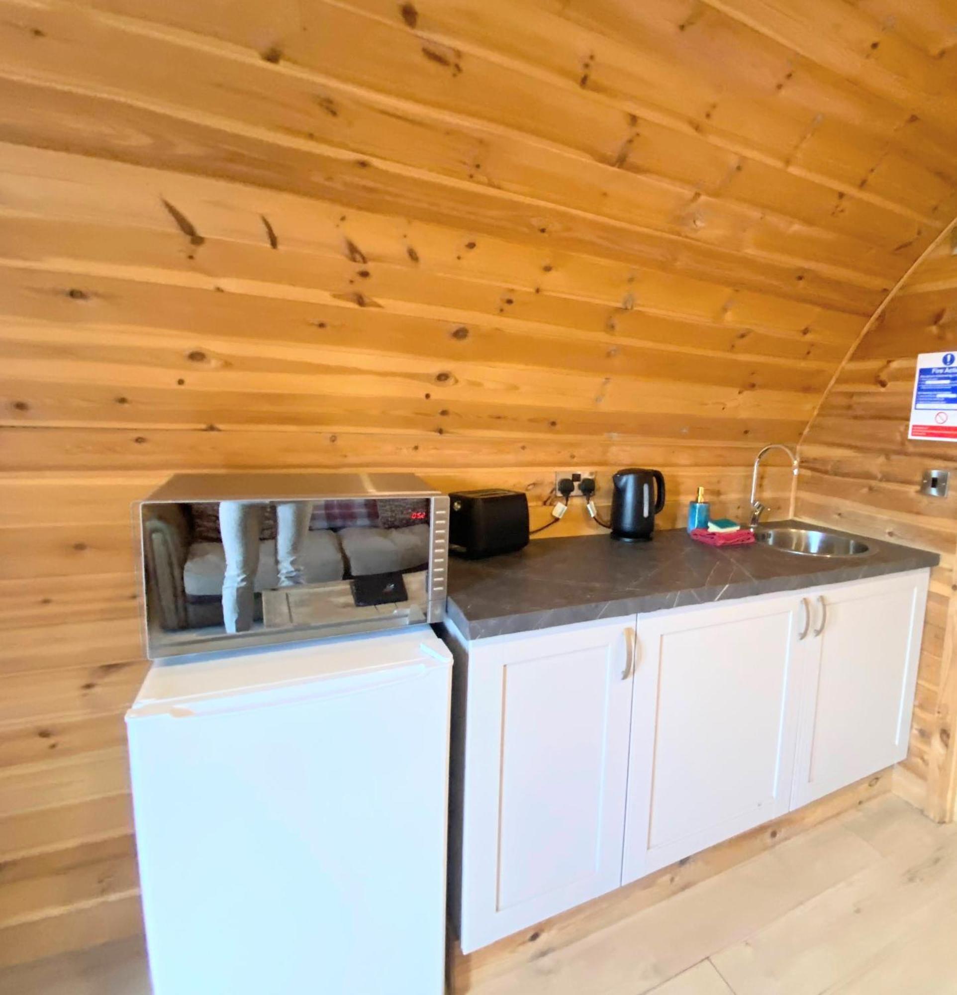 Kelty Pond View Pod 1 With Outdoor Hot Tub - Fife - Loch Leven - Lomond Hillsヴィラ エクステリア 写真