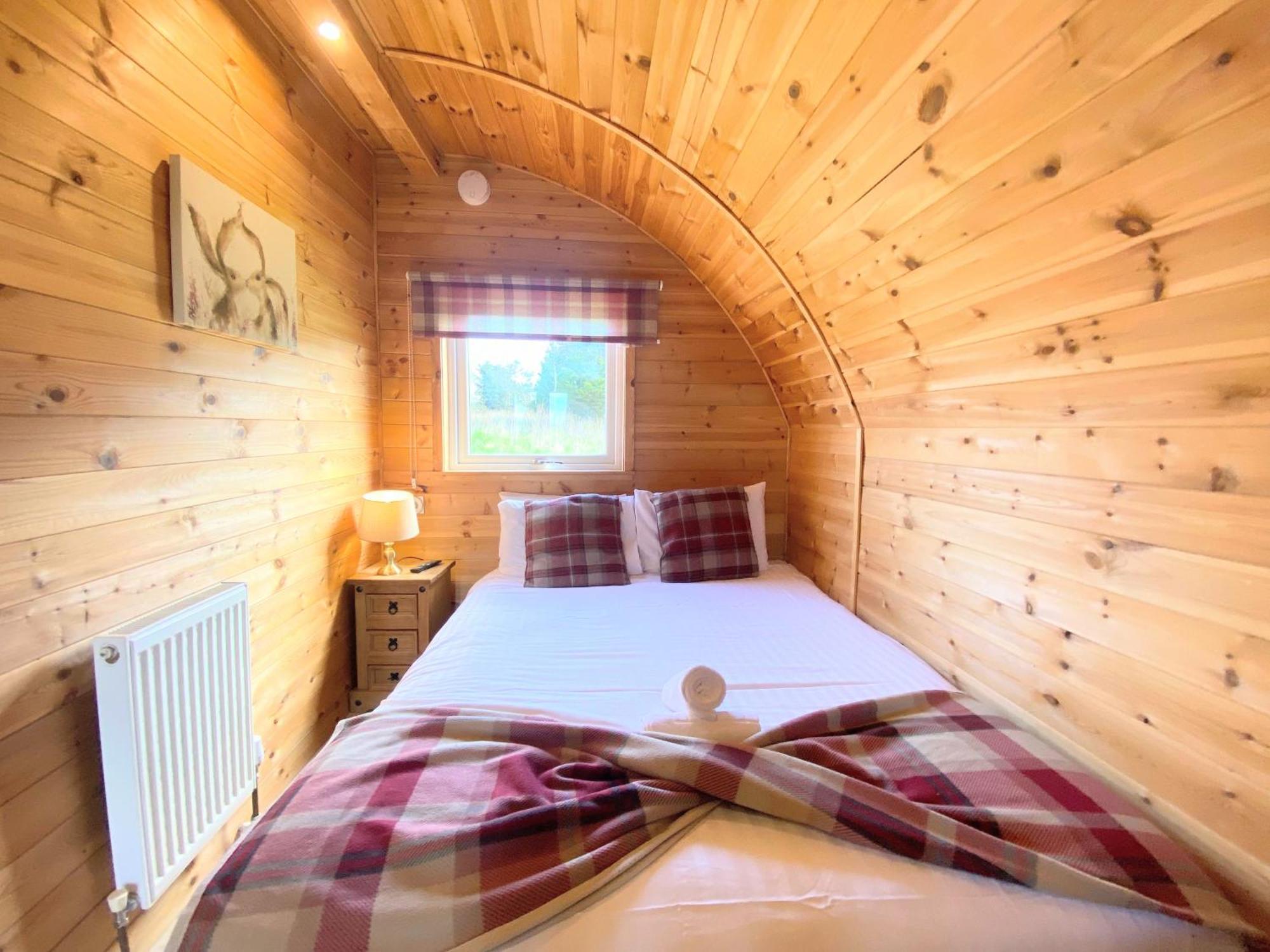 Kelty Pond View Pod 1 With Outdoor Hot Tub - Fife - Loch Leven - Lomond Hillsヴィラ エクステリア 写真