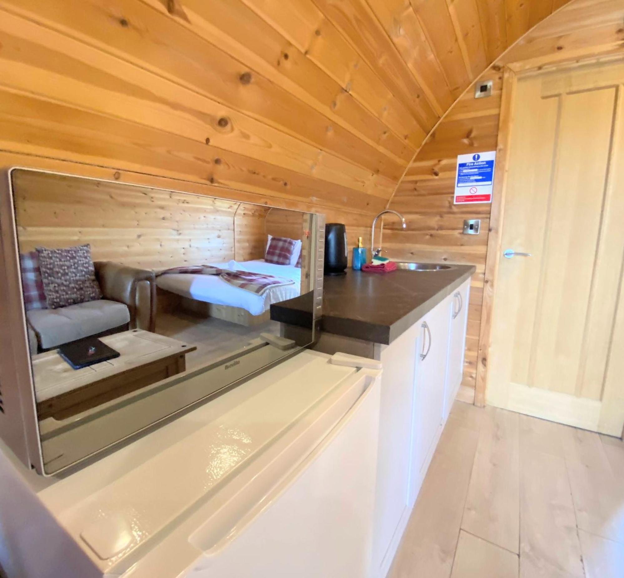 Kelty Pond View Pod 1 With Outdoor Hot Tub - Fife - Loch Leven - Lomond Hillsヴィラ エクステリア 写真