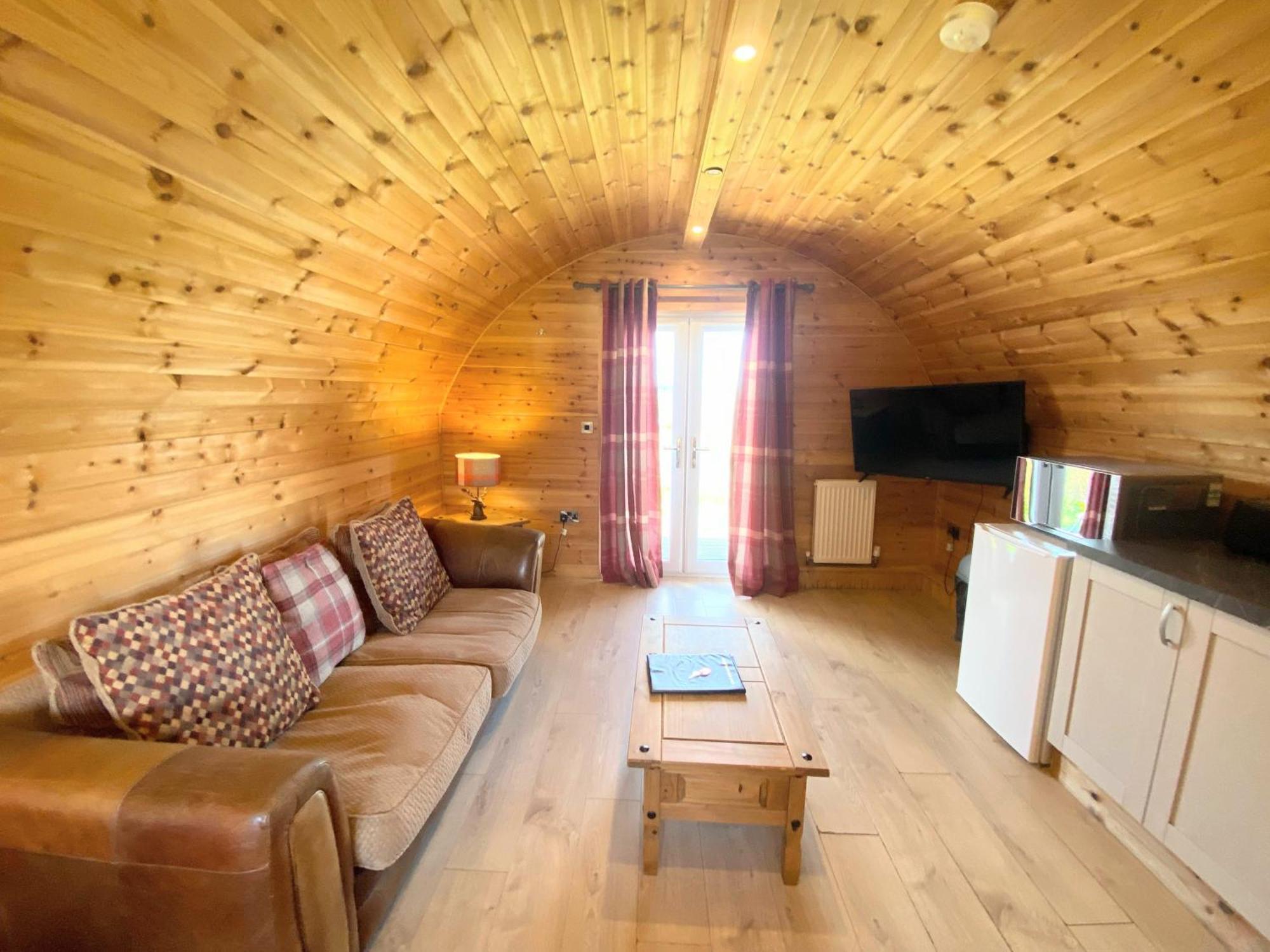 Kelty Pond View Pod 1 With Outdoor Hot Tub - Fife - Loch Leven - Lomond Hillsヴィラ エクステリア 写真